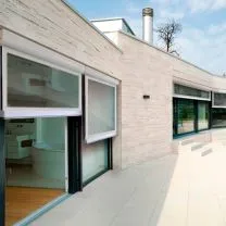 Toldo vertical sin guías... Toldo vertical cortavientos sin guías, con cofre y ventana transparente.