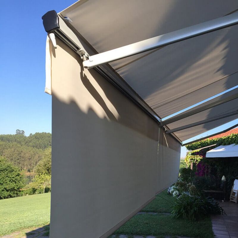 Toldo que aporta sombra en las horas más horizontales, primavera y otoño. Toldo que aporta sombra en las horas más horizontales, primavera y otoño.
