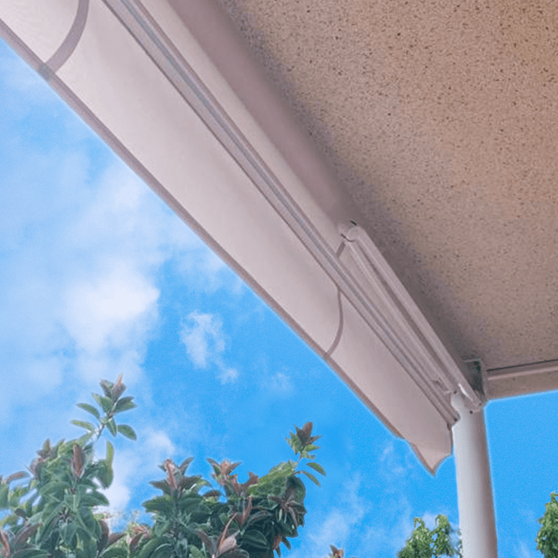 Toldo hecho a medida en aluminio lacado de alta calidad con una personalización absoluta. Toldo hecho a medida en aluminio lacado de alta calidad con una personalización absoluta.