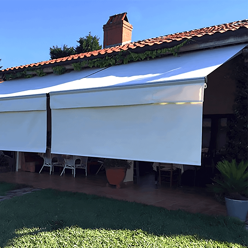 Toldo de brazos extensibles con soportes independientes y toldo frontal integrado. Toldo de brazos extensibles con soportes independientes y toldo frontal integrado.
