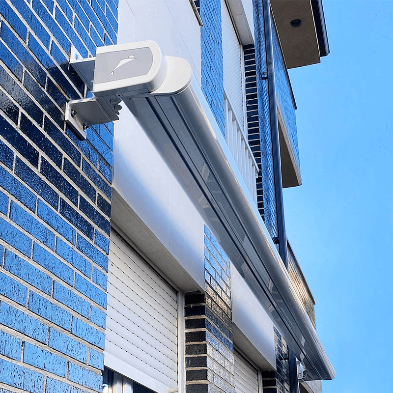 El cofre proporciona un extra de protección que alarga la vida útil del toldo. El cofre proporciona un extra de protección que alarga la vida útil del toldo.