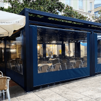 Toldo vertical con guías y... Toldo vertical con guías y ventana CALIX