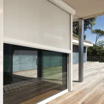 Toldo vertical con guías y... Toldo vertical con guías y cofre CALIX