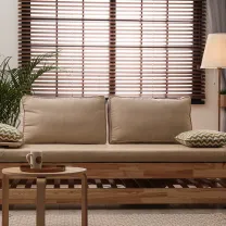 Veneciana de madera en salón