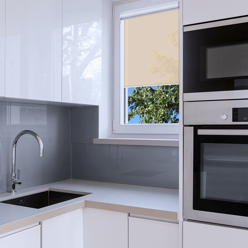 Estor translúcido en una ventana de cocina Estor translúcido en una ventana de cocina