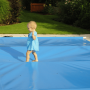 Evita caídas en la piscina con un cobertor de barras