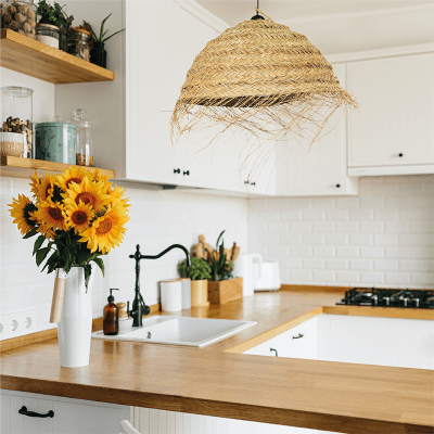 Lámpara de esparto tupida en cocina moderna
