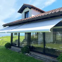 Toldo de brazos extensibles... Toldo de brazos extensibles con cofre OLEA 30