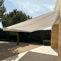 Toldo de brazos extensibles... Toldo de brazos extensibles con cofre Q 30